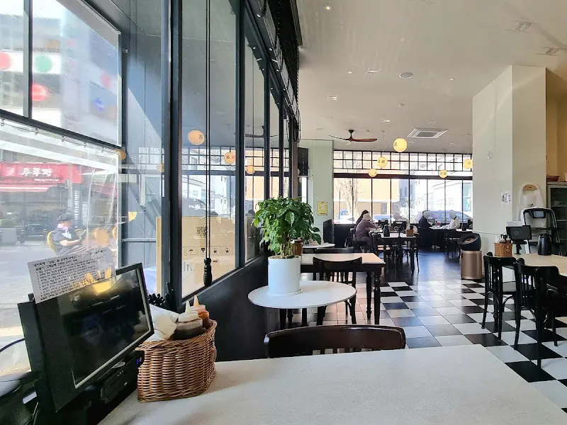 넓고 쾌적한 매장 내부