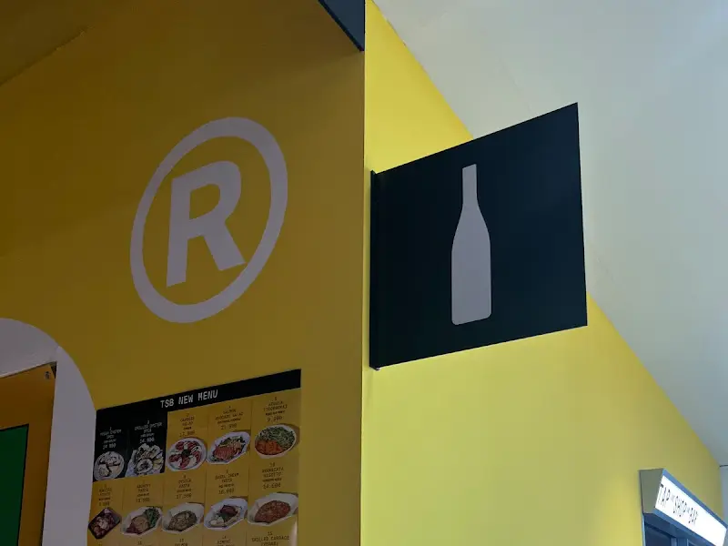 와인병 모양의 간판