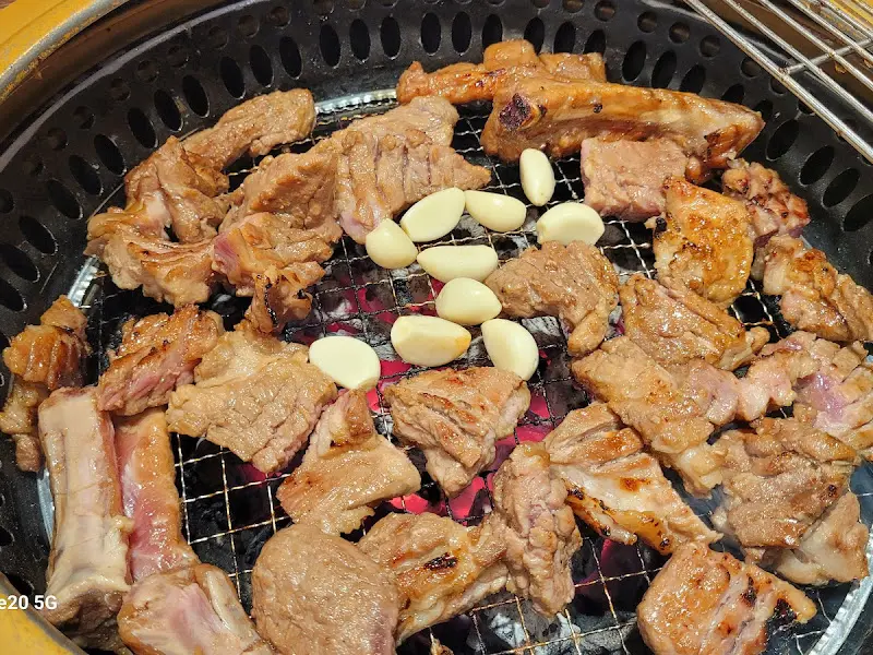 숯불 위에서 맛있게 익어가는 돼지갈비