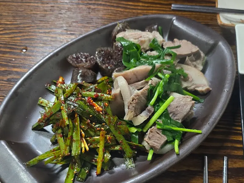 윤기가 흐르는 순대와 돼지고기