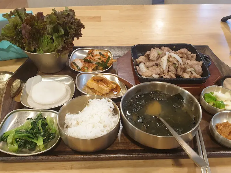 정갈하게 차려진 한상차림