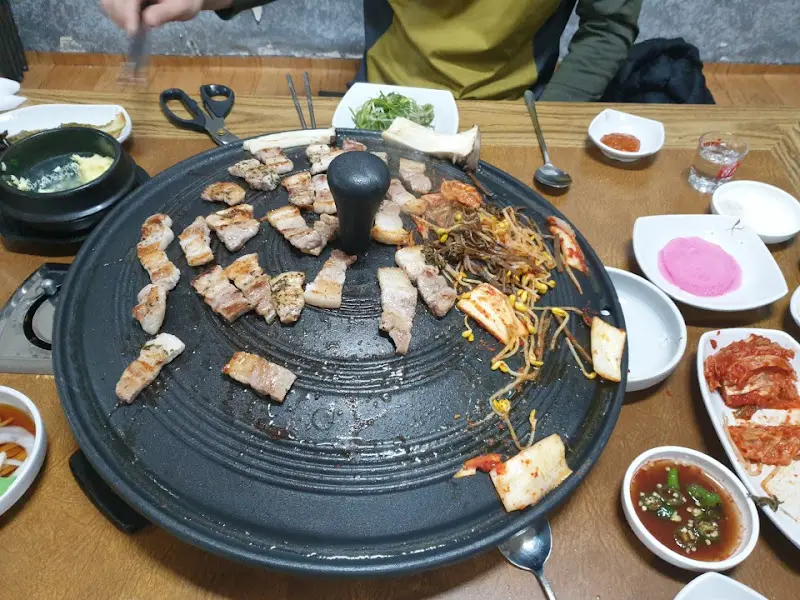 잘 익은 삼겹살과 솥뚜껑