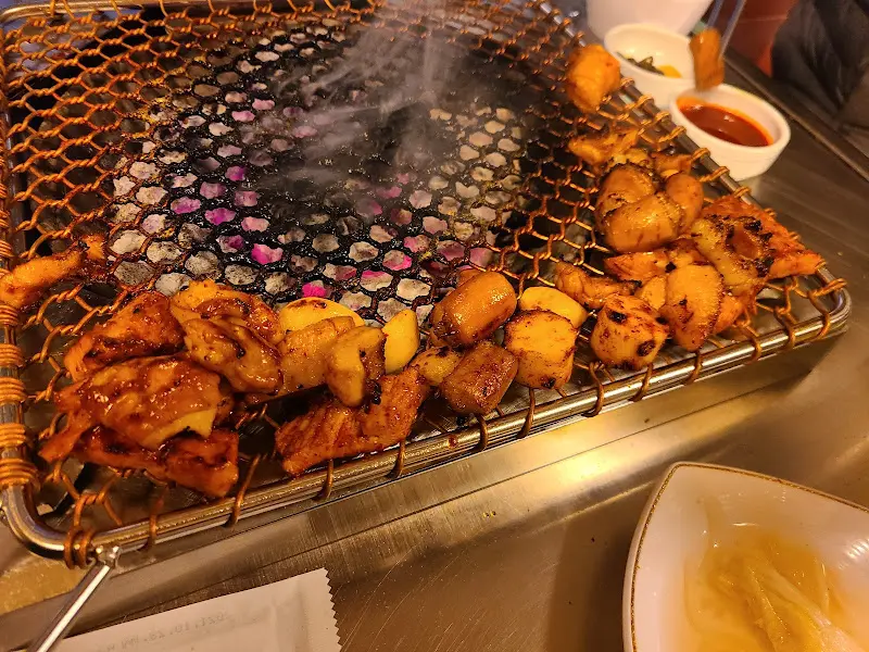 숯불 위에서 익어가는 대창과 막창