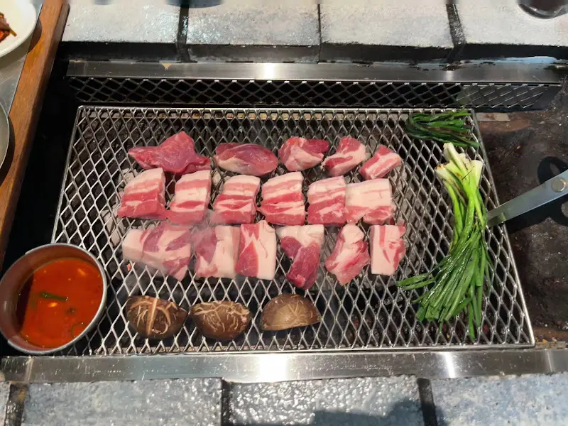 숯불 위에 구워지는 삼겹살