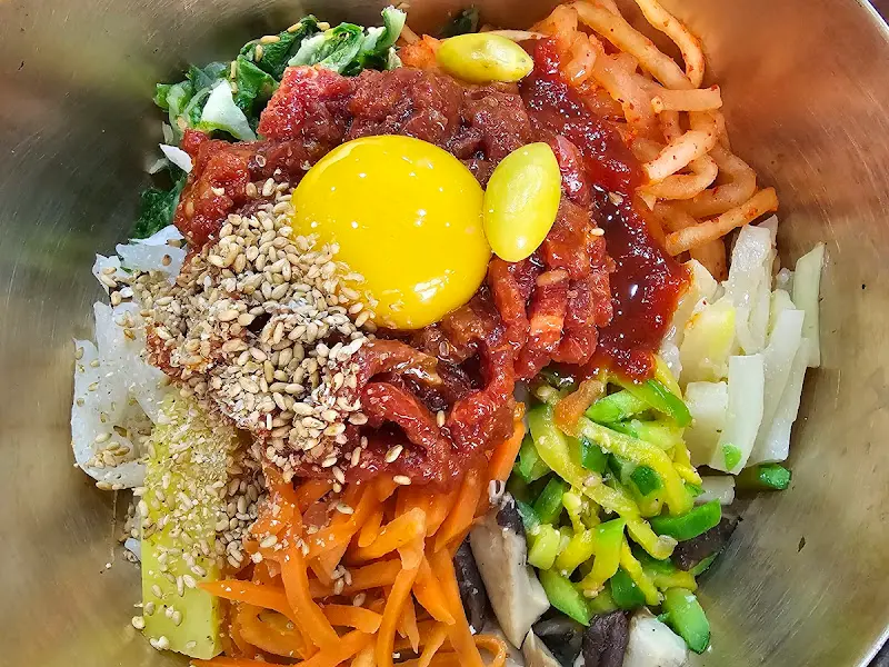 놋그릇에 담겨 나온 육회비빔밥