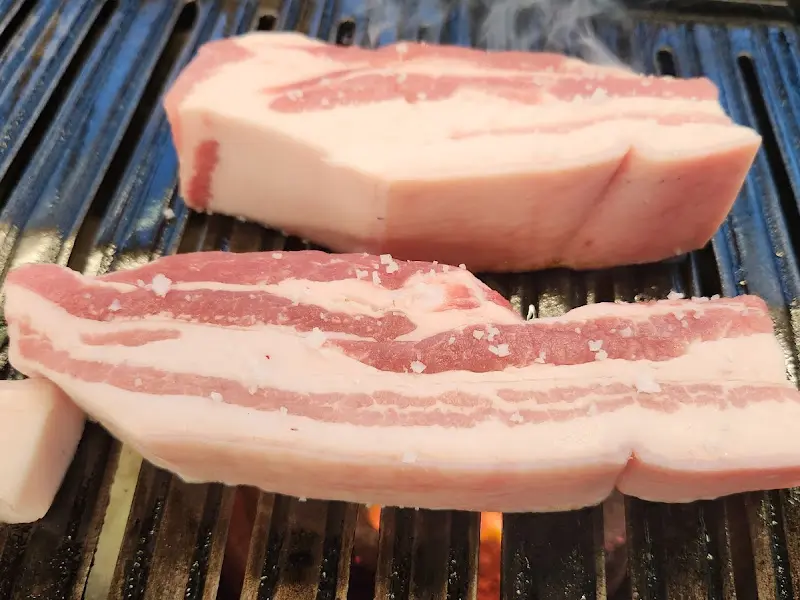 두툼한 흑돼지 오겹살