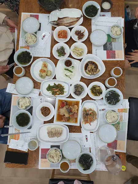 한 상 가득 차려진 맛깔스러운 음식들
