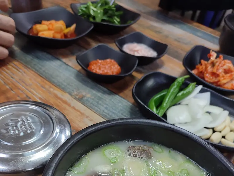 푸짐한 밑반찬과 국밥