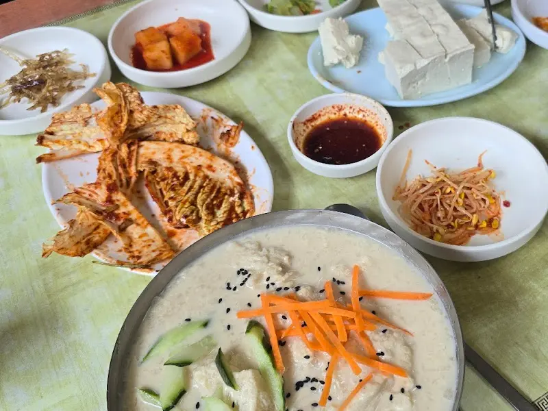 정갈하게 차려진 밑반찬