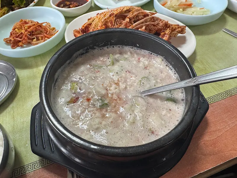 뽀얀 국물이 인상적인 순두부찌개
