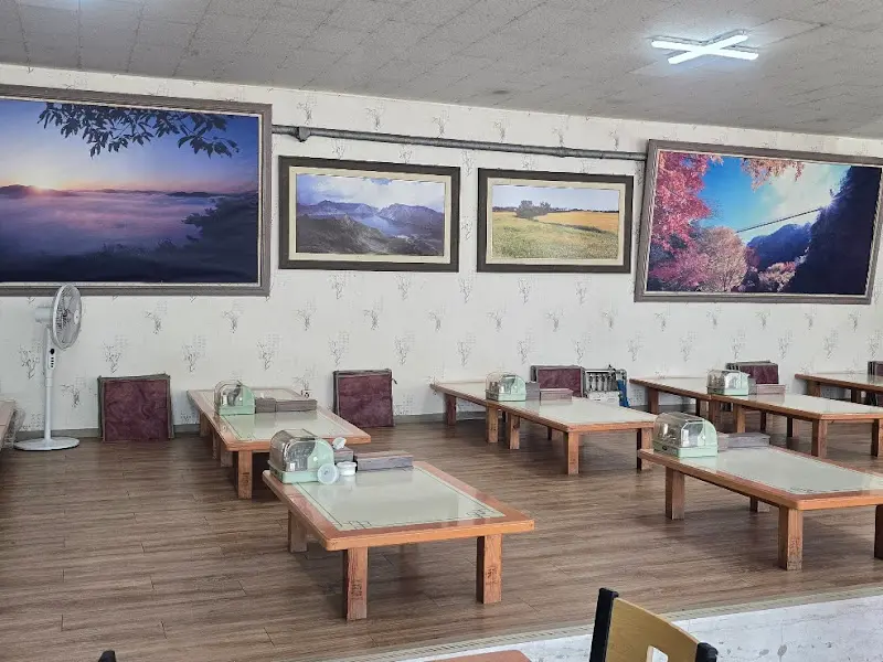 넓고 쾌적한 식당 내부