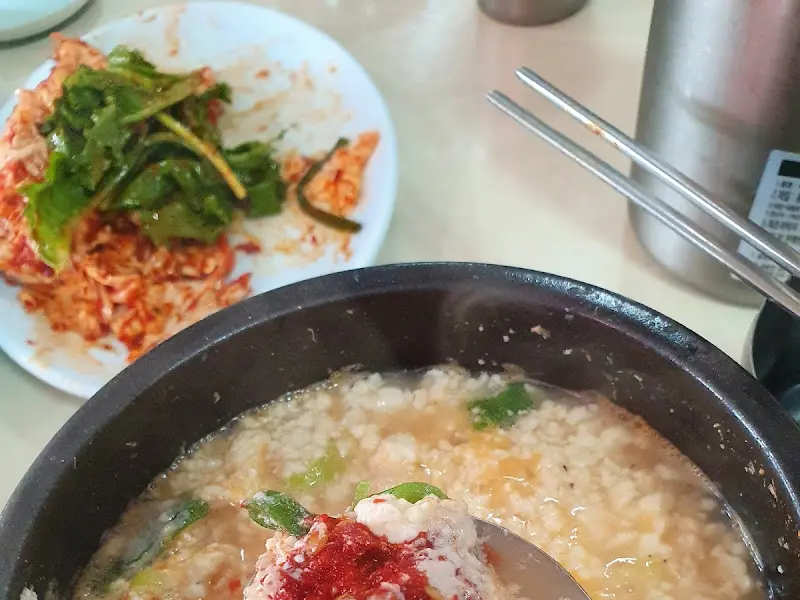 순두부 찌개와 김치