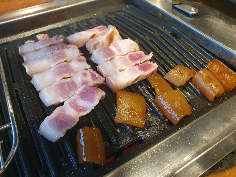 불판 위의 오겹살과 껍데기