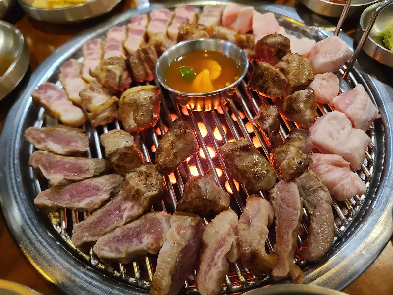 연탄불 위에서 맛있게 익어가는 고기들