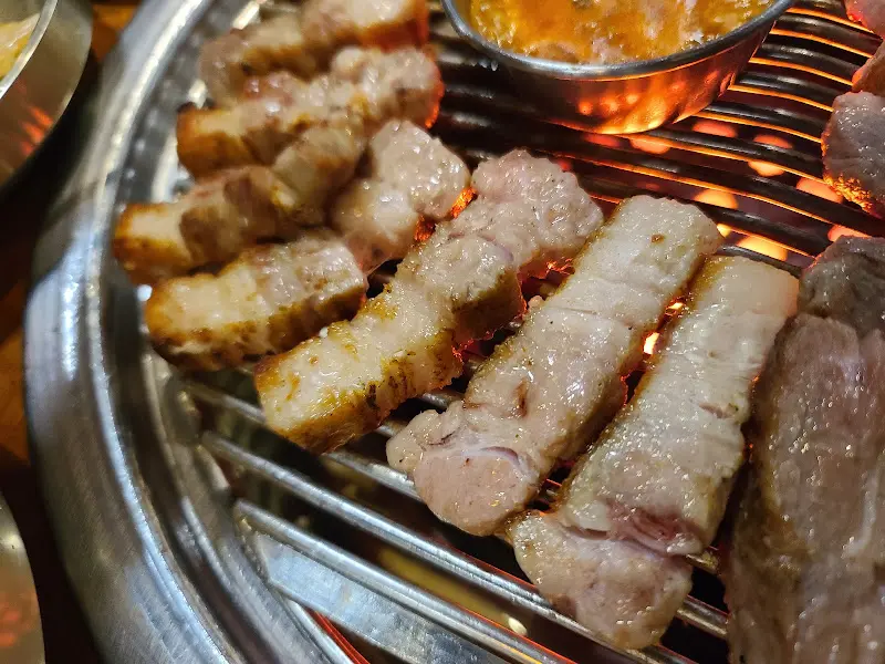 노릇노릇 익어가는 삼겹살