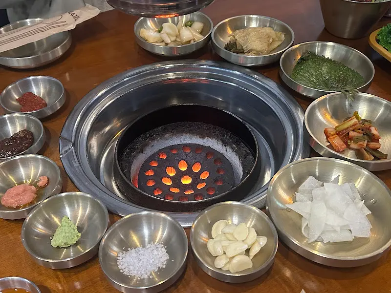 푸짐한 밑반찬 구성