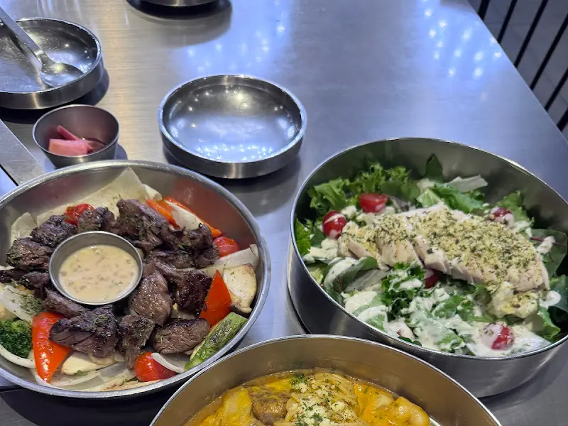 닭가슴살 샐러드와 스테이크