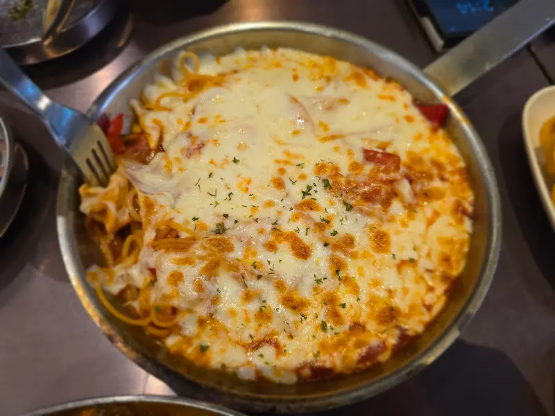 치즈가 듬뿍 올려진 파스타