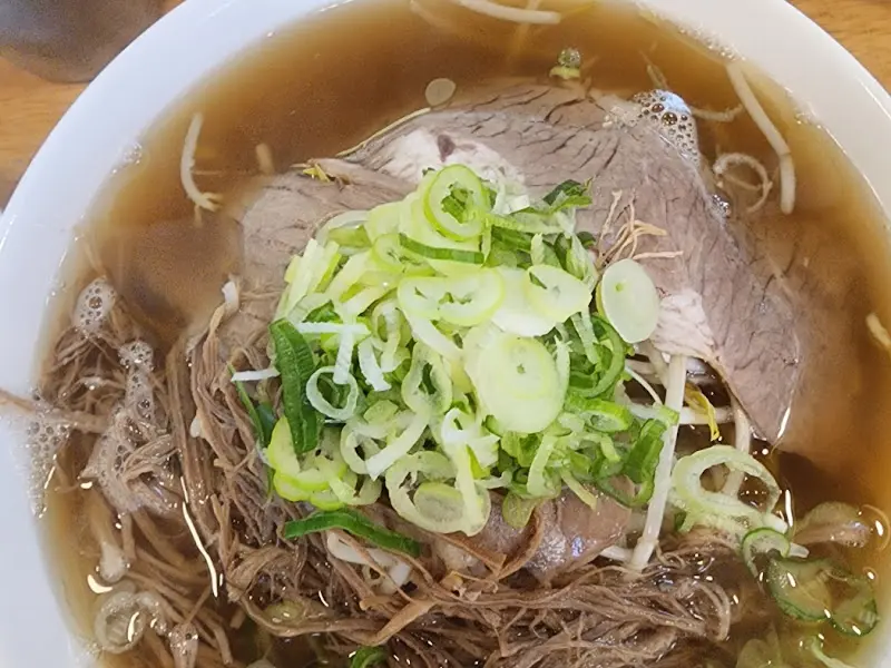 차돌박이와 쪽파가 듬뿍 올려진 쌀국수