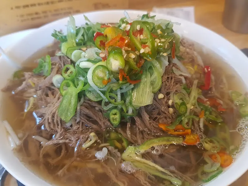 고기와 쪽파가 푸짐하게 올려진 쌀국수