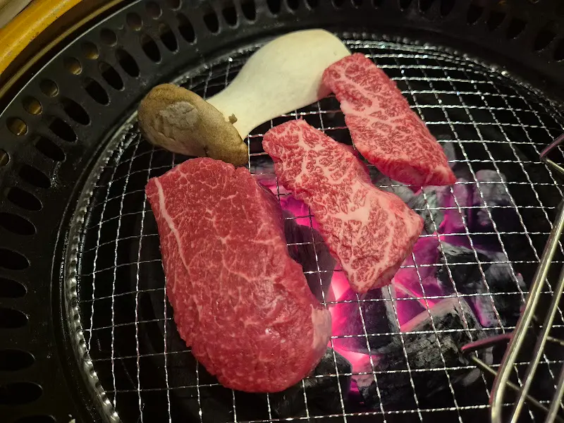 숯불 위에서 익어가는 한우 2