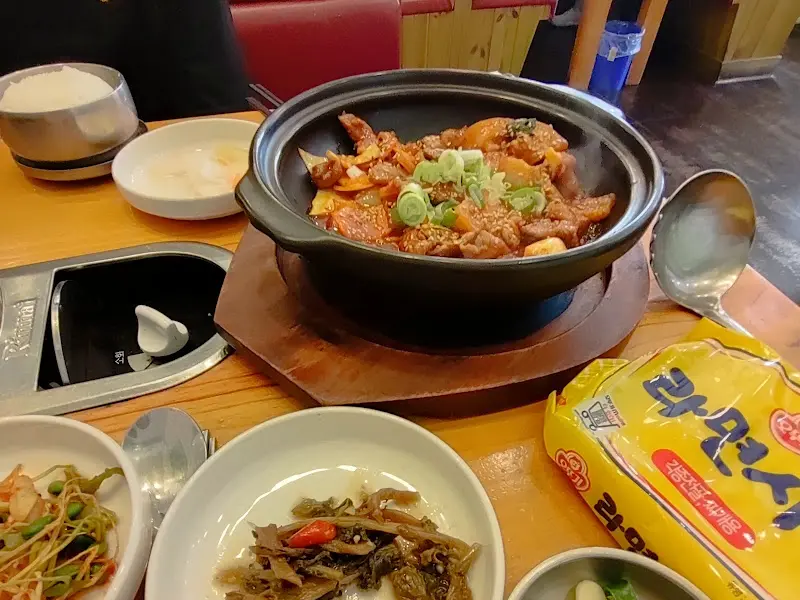 한 상 가득 차려진 썸야채정식