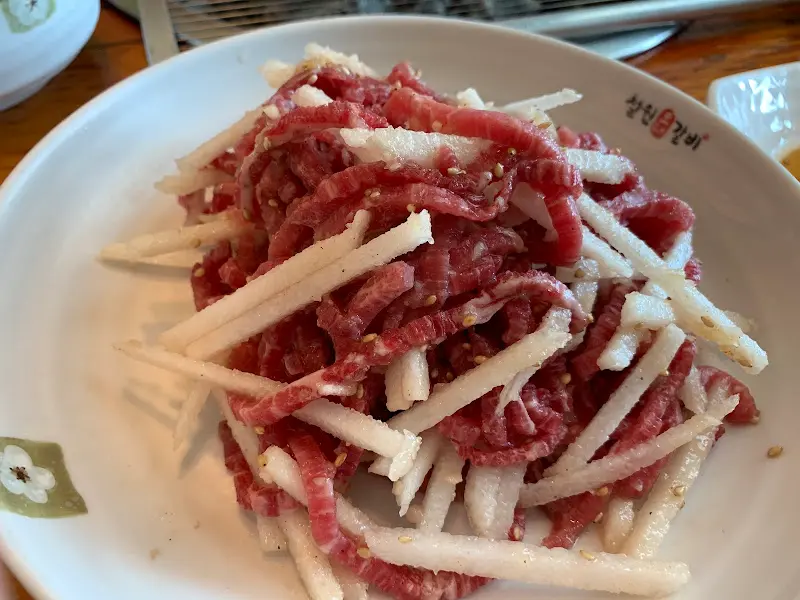 신선한 육회와 배의 조화