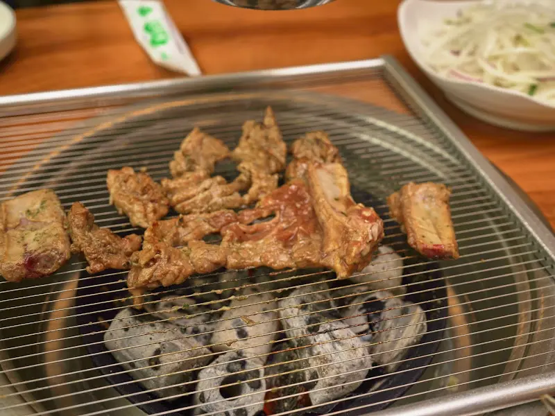 숯불 위에서 맛있게 익어가는 돼지갈비