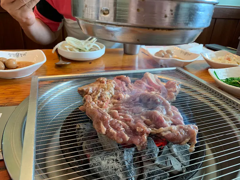 불판 가득 채워진 돼지갈비