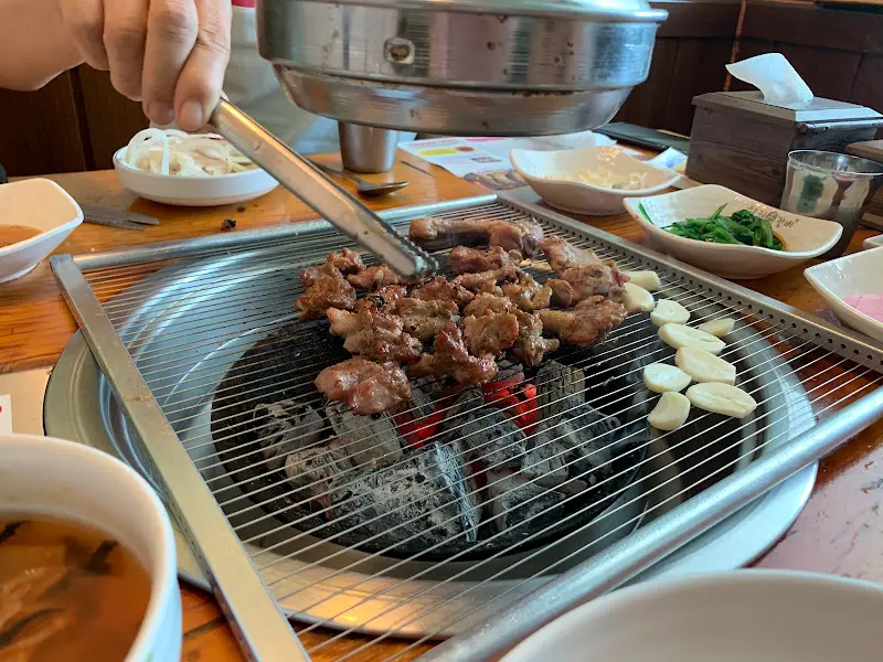 맛있게 익은 돼지갈비 자르기
