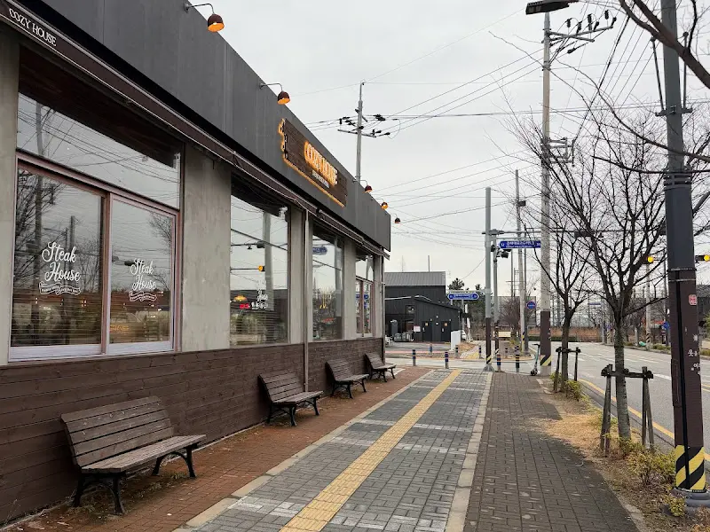 Cozy House 외부 벤치