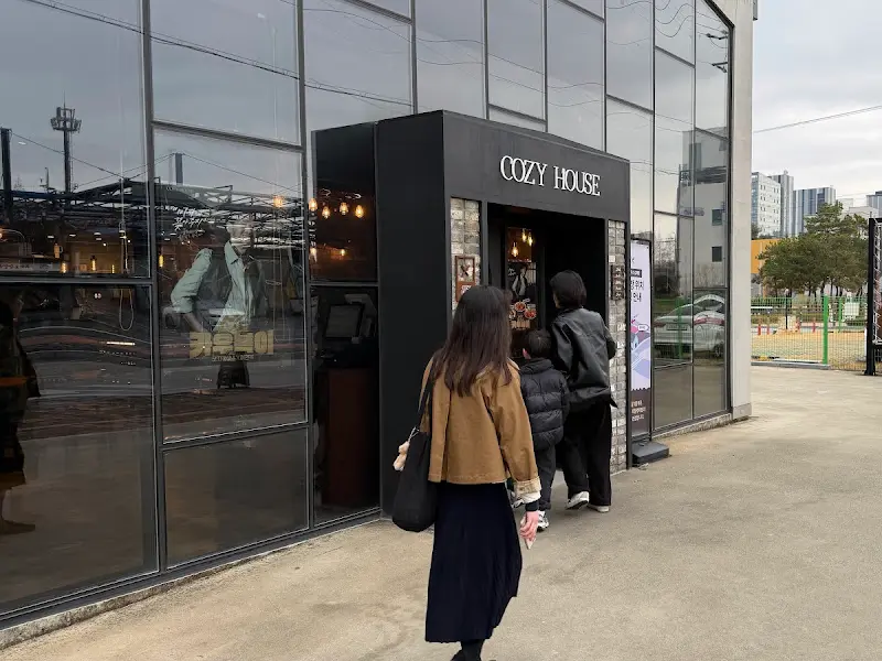 Cozy House 입구