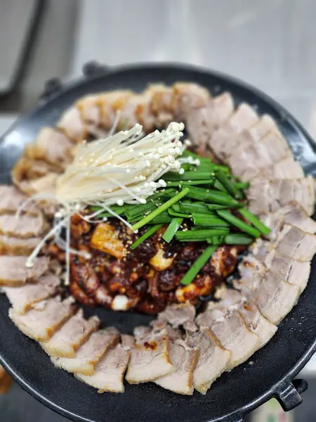 매콤한 쭈꾸미와 담백한 보쌈의 만남