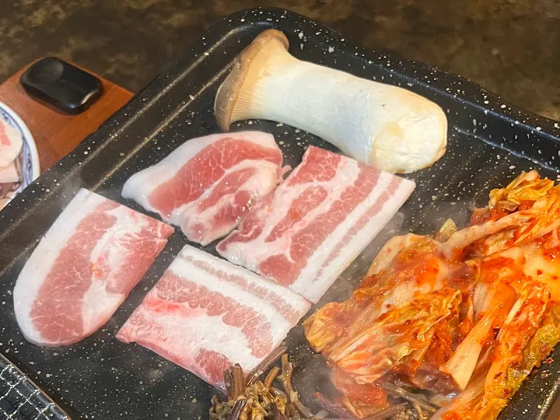 김치와 함께 구워먹는 삼겹살