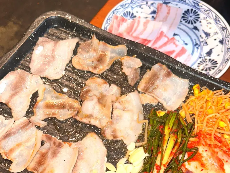 불판 위의 냉삼겹살