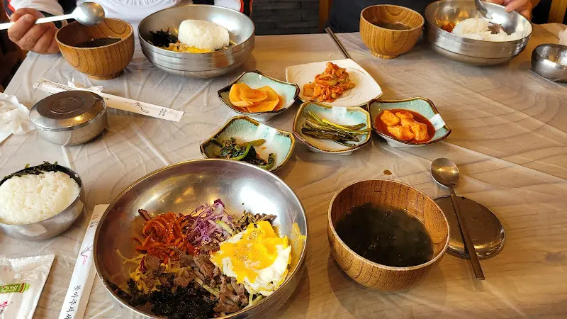 육회비빔밥과 반찬