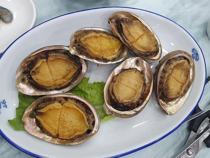 윤기가 자르르 흐르는 전복찜