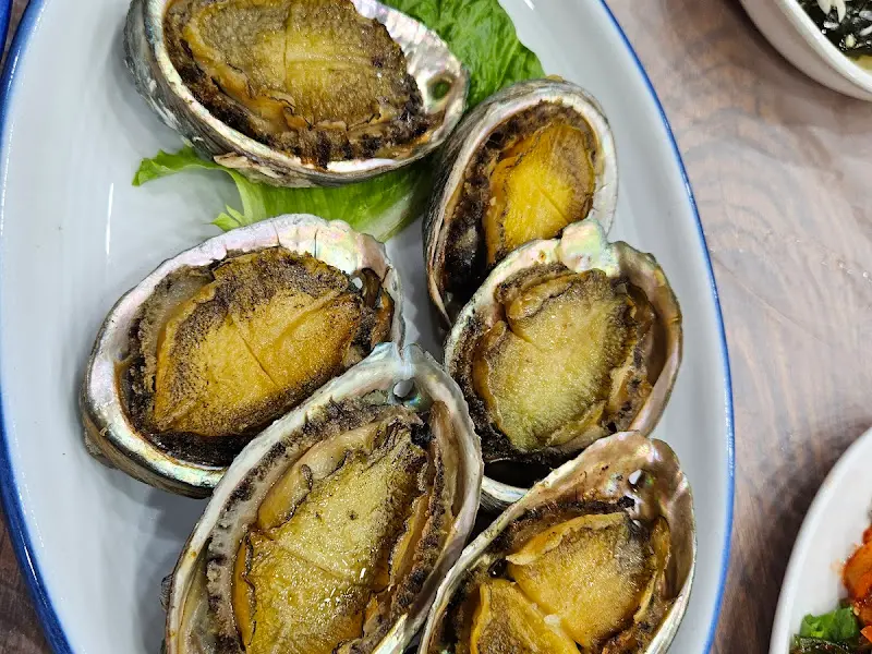 싱싱한 전복회 한 점