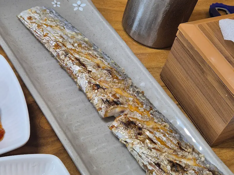 큼지막한 갈치 구이 한 마리