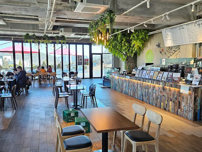 넓은 식당 내부