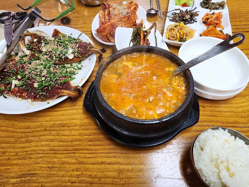 청국장과 반찬 한 상 차림