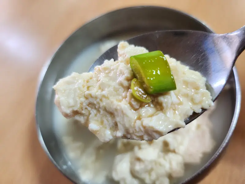 숟가락 위에 올려진 순두부