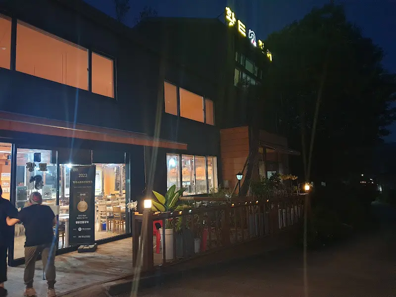 밤에 찍은 가게 외부