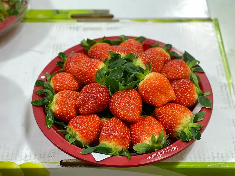 접시에 담긴 딸기