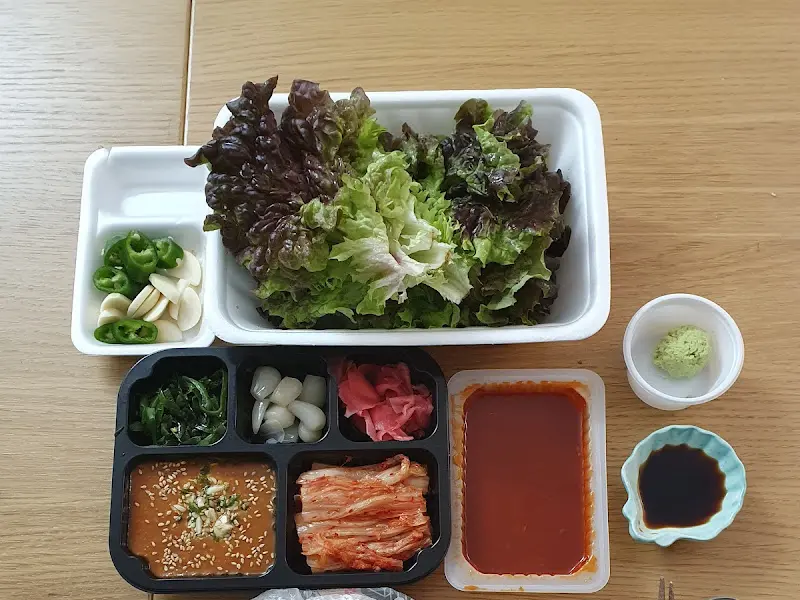 모듬회와 곁들임 반찬