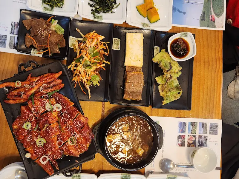 황태구이와 다양한 반찬들