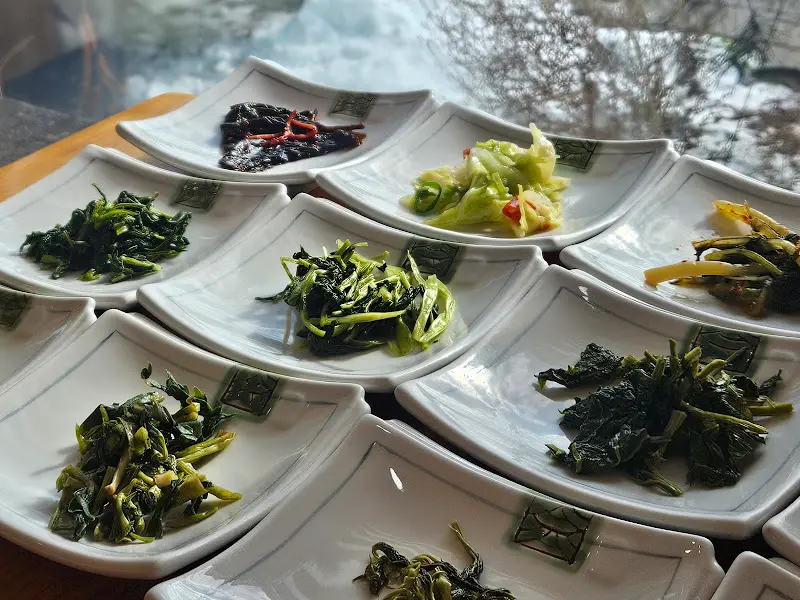 다양한 나물 반찬들