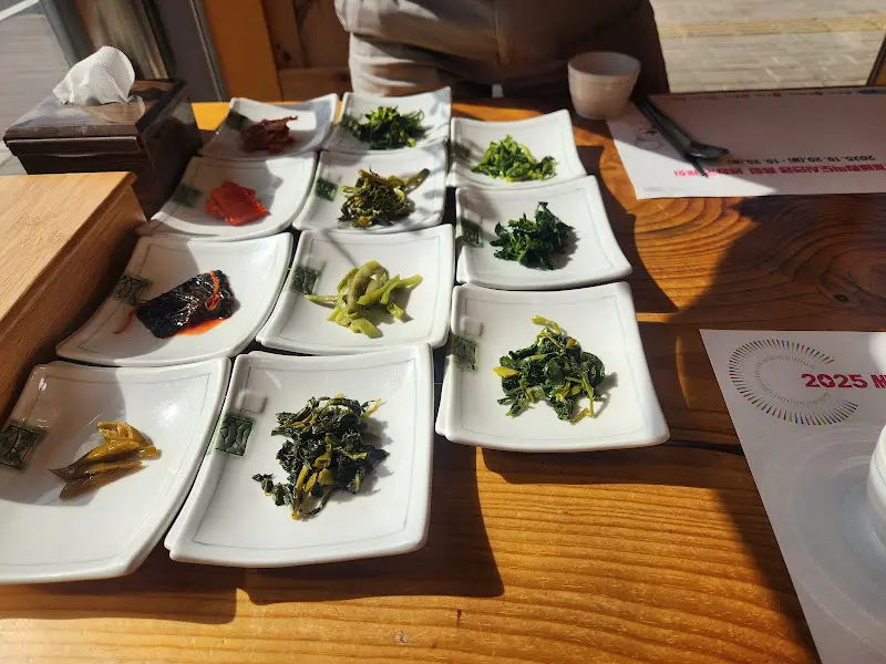 정갈하게 담긴 나물 반찬