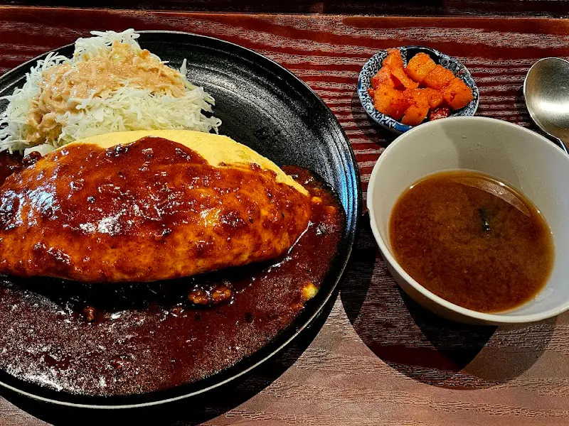 오므라이스, 샐러드, 깍두기의 완벽한 조합