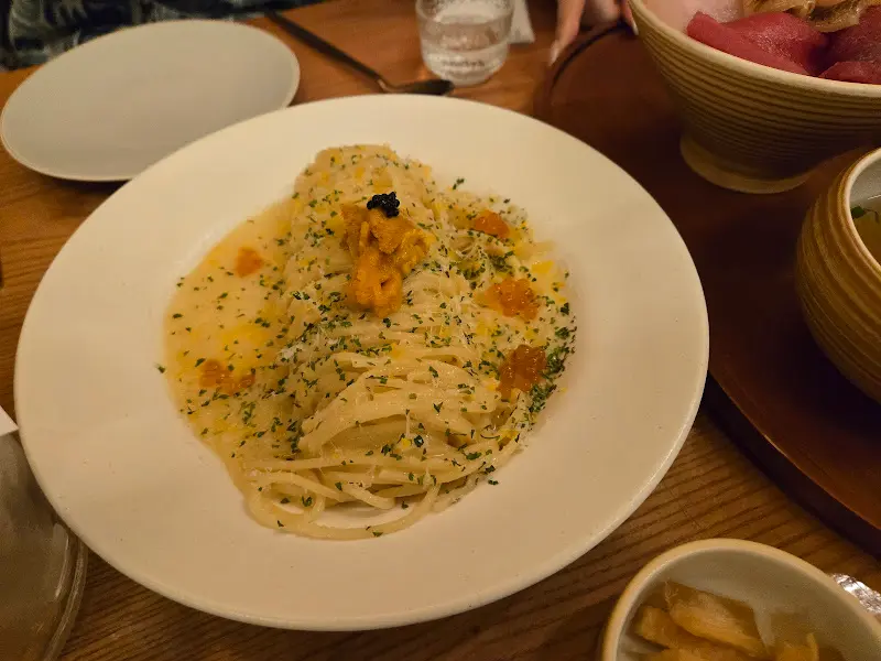 신선한 우니가 올려진 어란 오일 파스타